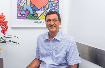 Dr. Leonardo Cury em seu consultório